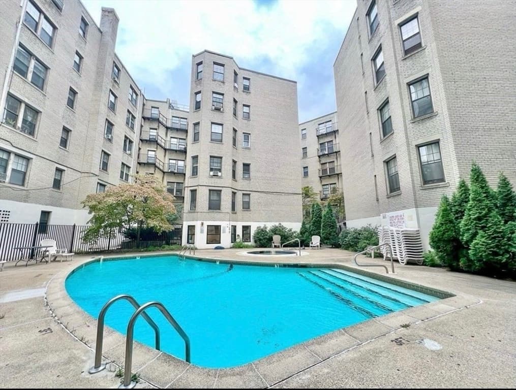 Condominium at 370 Chestnut Hill Ave # B, Boston MA 02135, photo 5 of 14