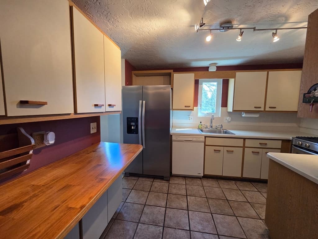 Condominium at 52 Liberty St # C5, Plymouth MA 02360, photo 3 of 29