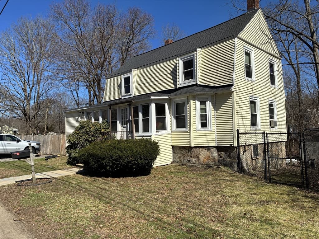 129 Commercial St, Whitman MA 02382