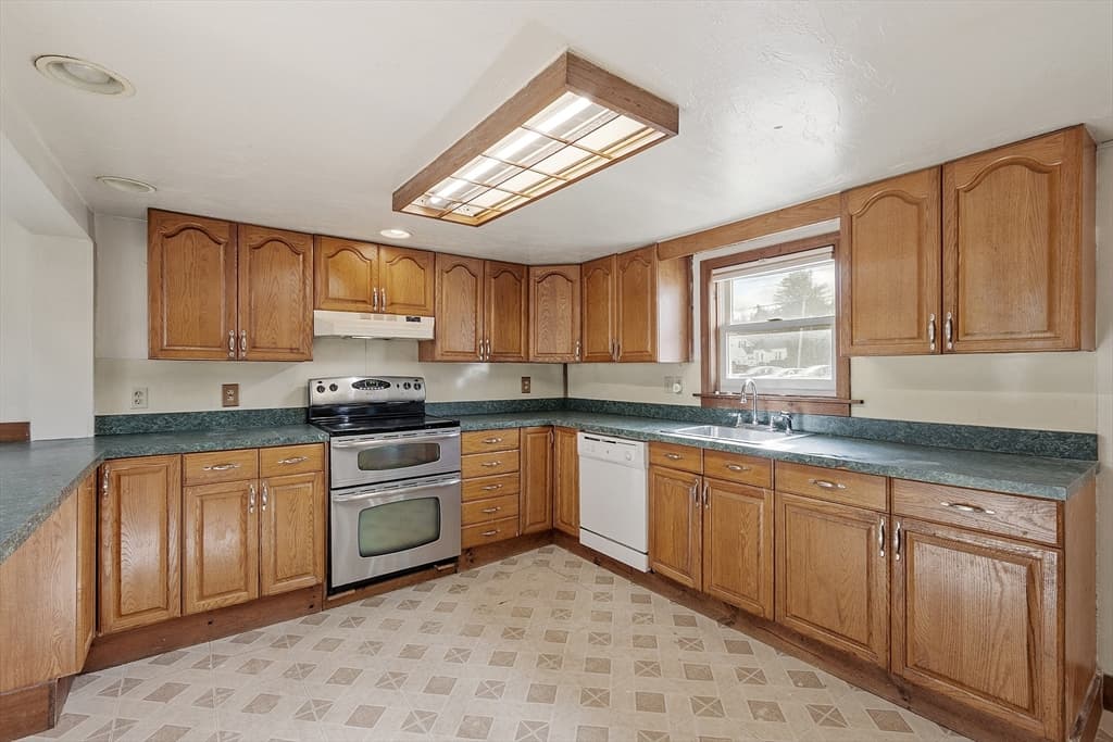 Single Family Residence at 118 Spring St, Winchendon MA 01475, Winchendon, photo 11 of 27