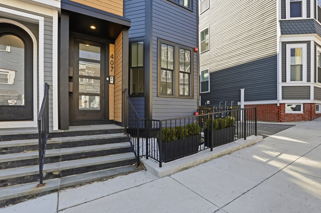 407 E 7th St # 2, Boston MA 02127 photo 2