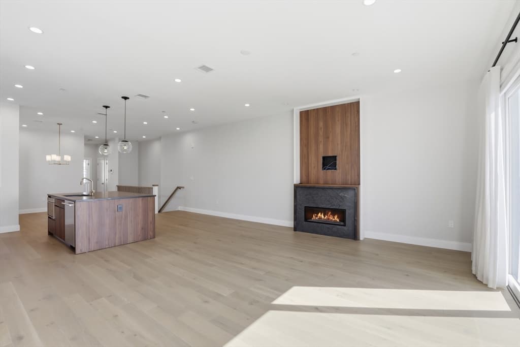 407 E 7th St # 2, Boston MA 02127 photo 32