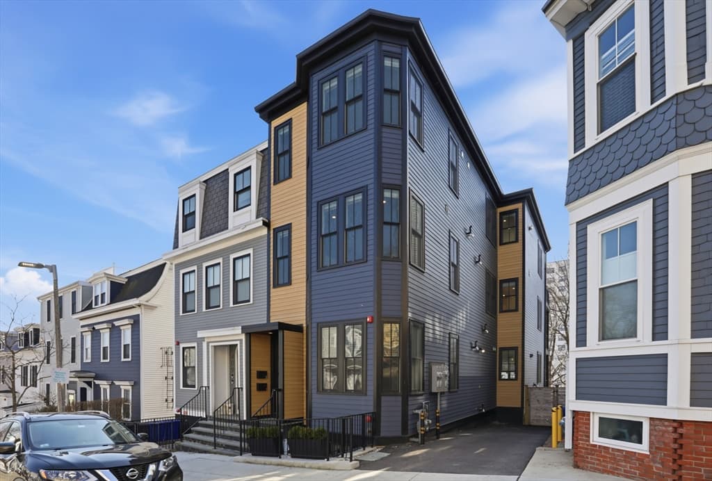 407 E 7th St # 2, Boston MA 02127