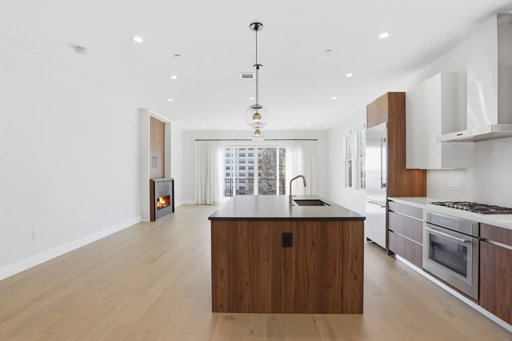 407 E 7th St # 2, Boston MA 02127 photo 24