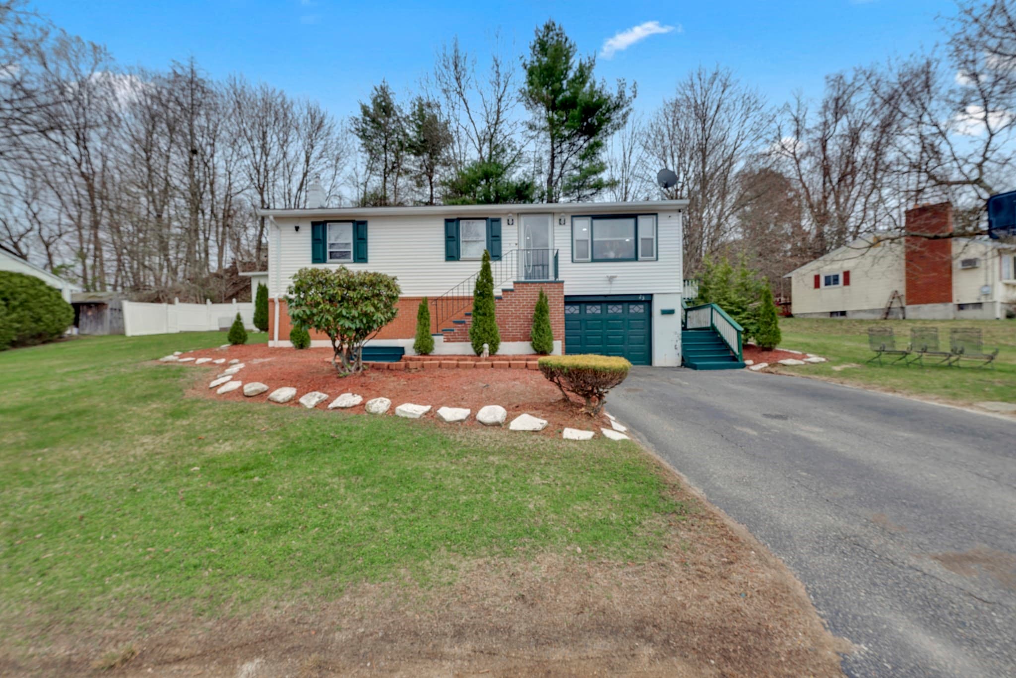 23 Chartier Ln, Southbridge MA 01550