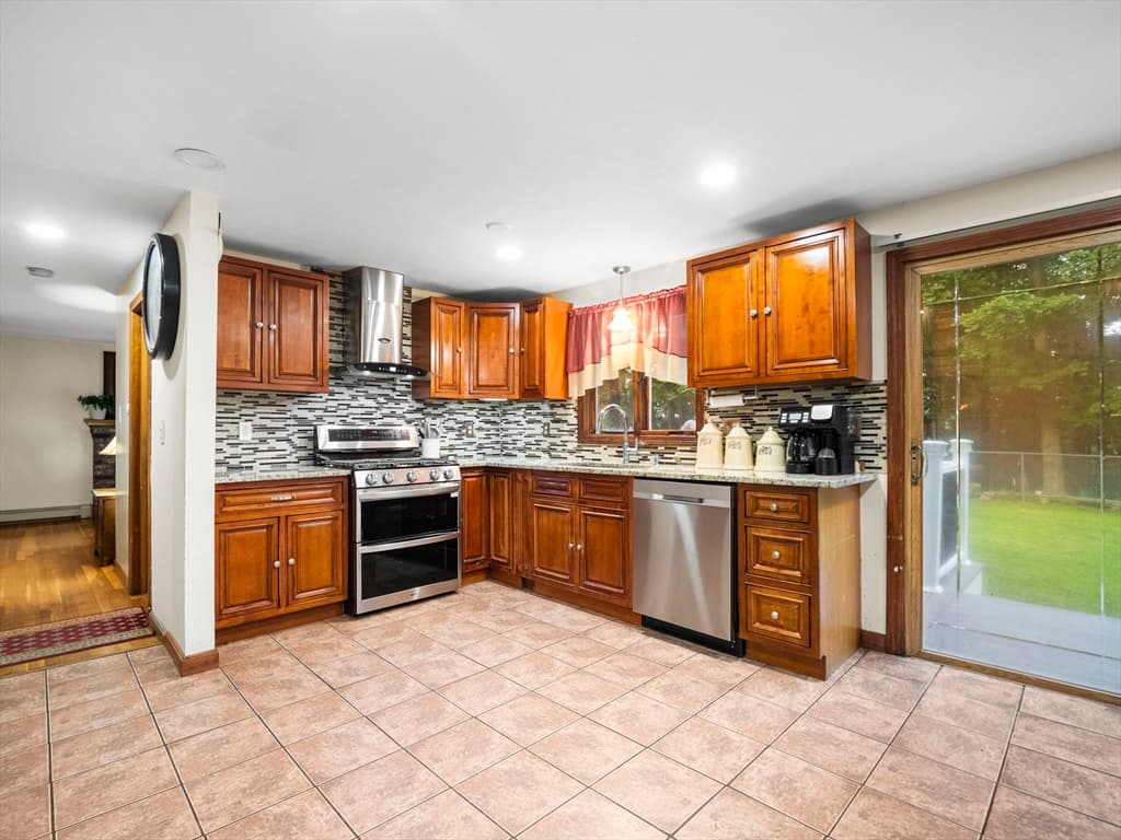 Single Family Residence at 611 Oxford Street South, Auburn MA 01501, Auburn, photo 9 of 42