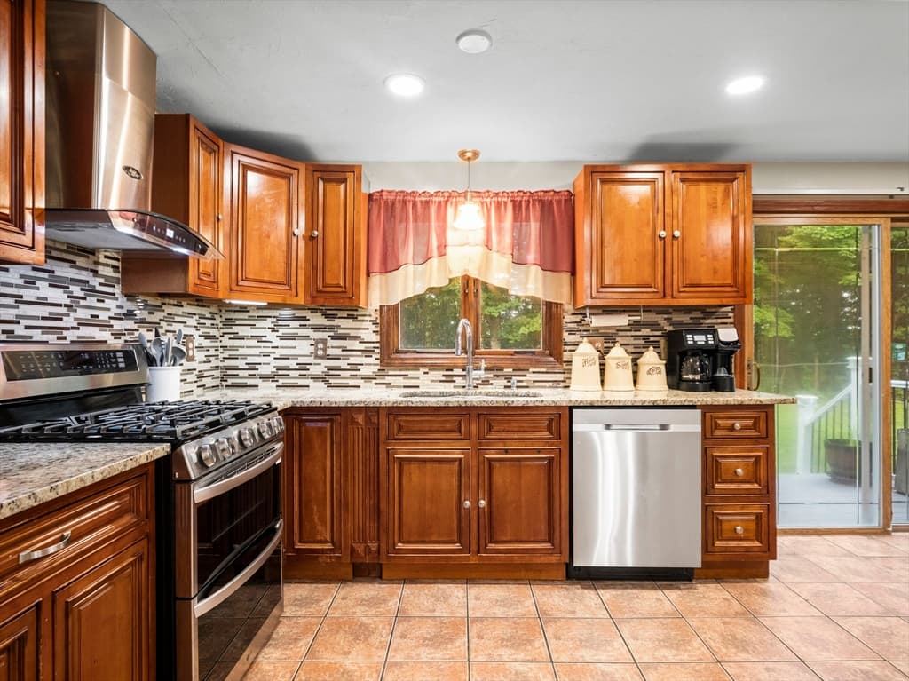 Single Family Residence at 611 Oxford Street South, Auburn MA 01501, Auburn, photo 10 of 42