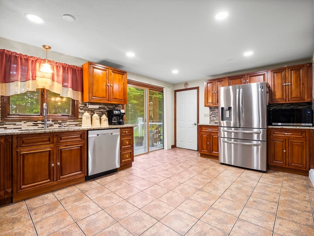 Single Family Residence at 611 Oxford Street South, Auburn MA 01501, Auburn, photo 11 of 42