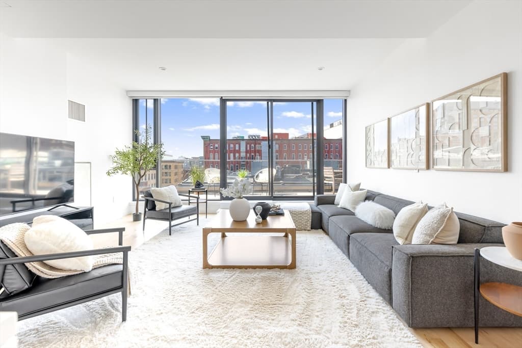 Condominium at 346 Congress St # 703, Boston MA 02210, photo 4 of 38
