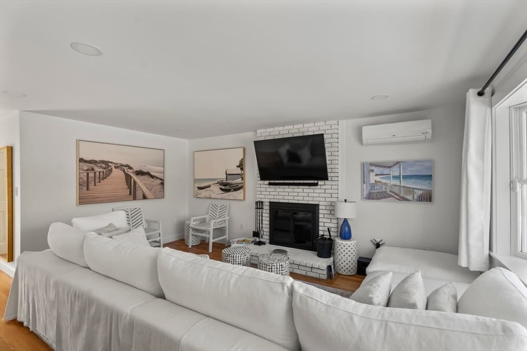 Single Family Residence at 105 Whalers Walk, Edgartown MA 02539, photo 6 of 28