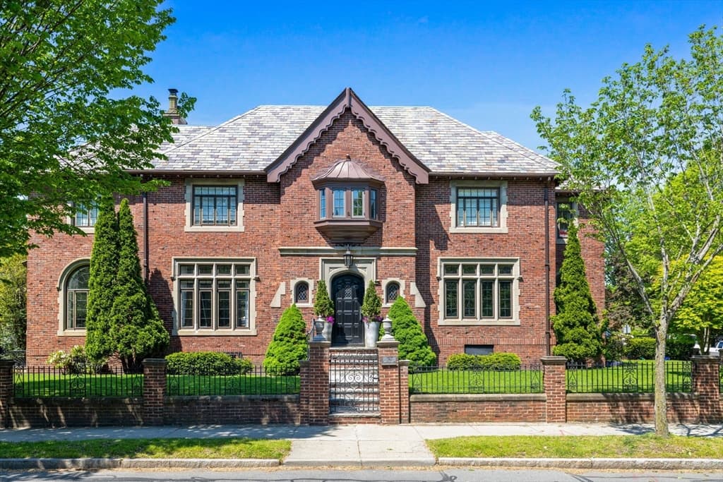 98 Carlton St, Brookline MA 02446