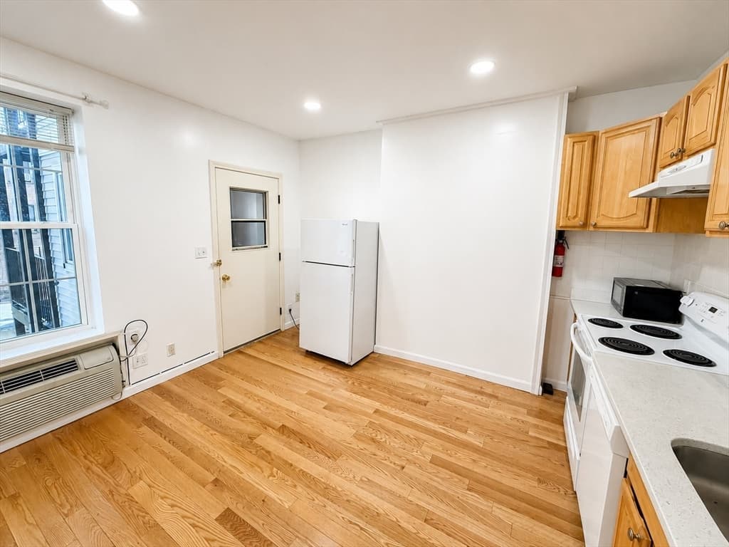 Condominium at 74 Tyler St # C, Boston MA 02111, photo 3 of 32