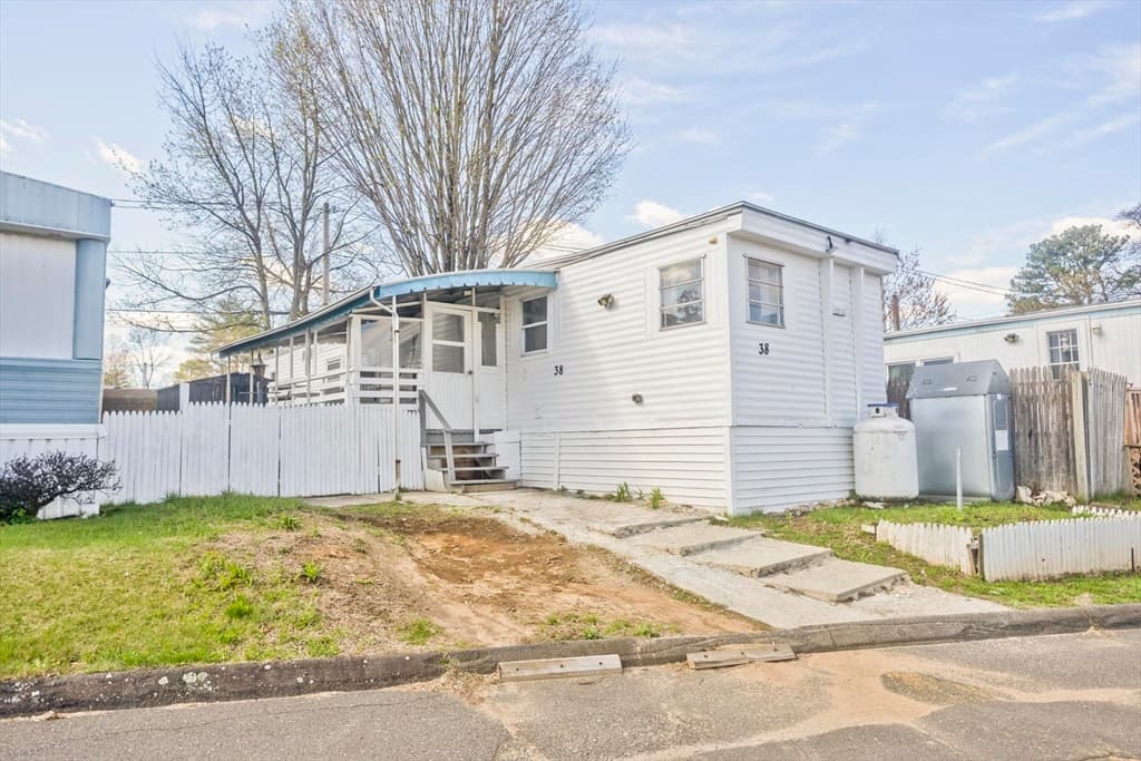 38 Klondike Ave, Westfield MA 01085