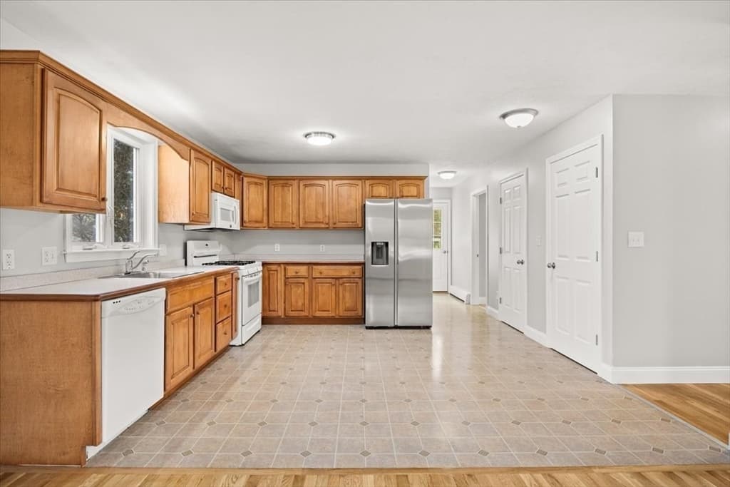 Single Family Residence at 10 Manomet Beach Blvd, Plymouth MA 02360, Plymouth, photo 17 of 40
