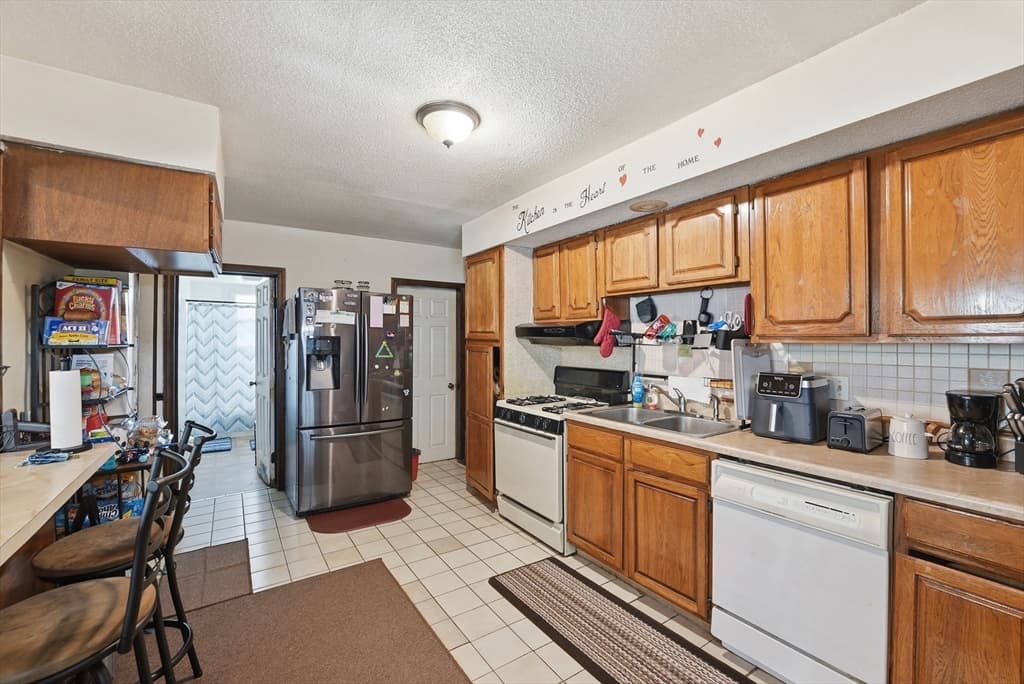 3 Family at 42 Berkshire St, Springfield MA 01151, Springfield, photo 7 of 36