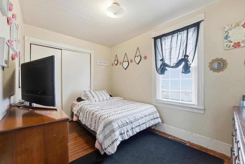3 Family at 42 Berkshire St, Springfield MA 01151, Springfield, photo 11 of 36