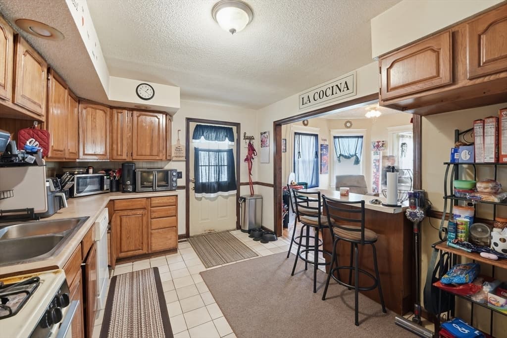 3 Family at 42 Berkshire St, Springfield MA 01151, Springfield, photo 8 of 36