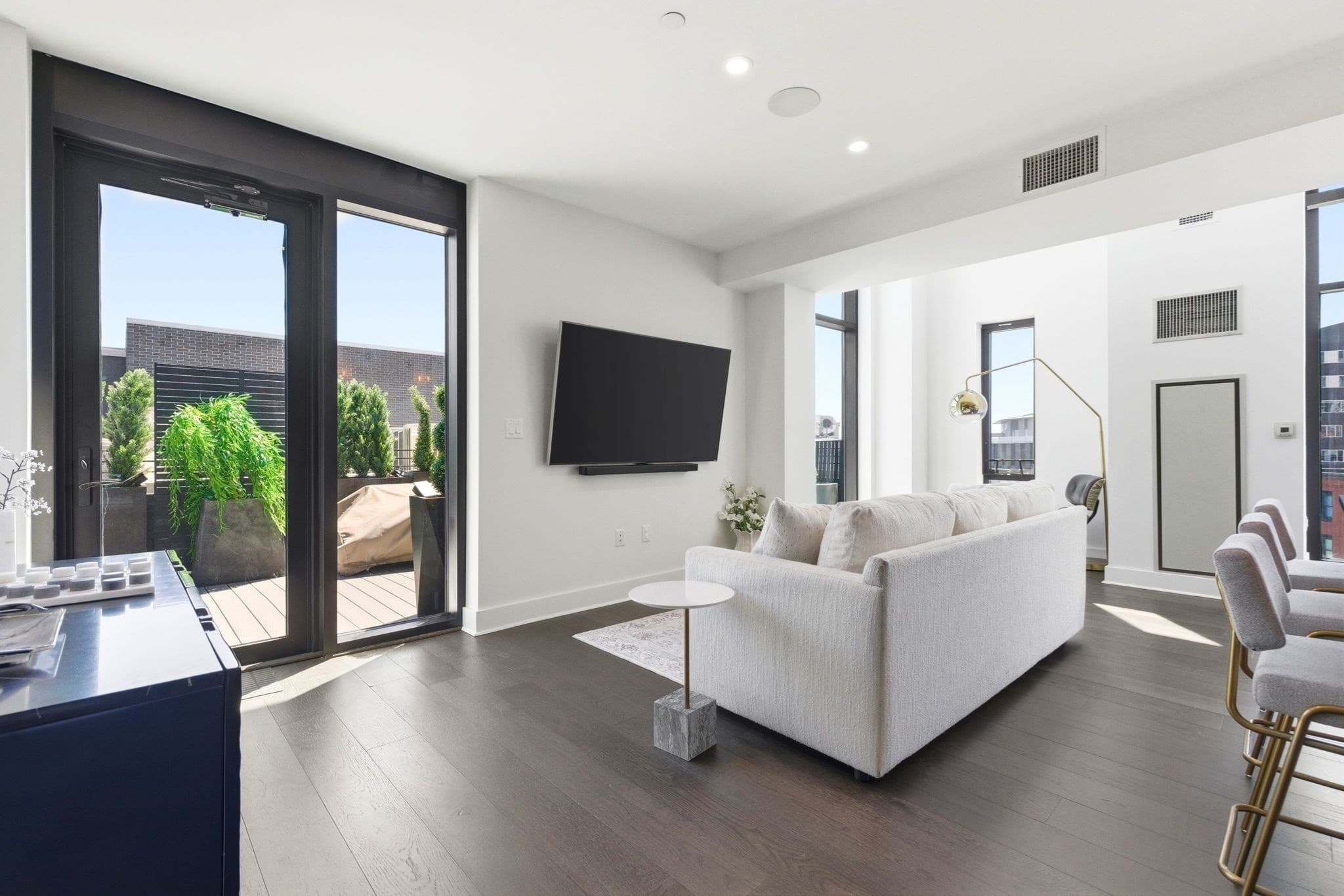Condominium at 14 West Broadway # 7L, Boston MA 02127, Boston, photo 6 of 36