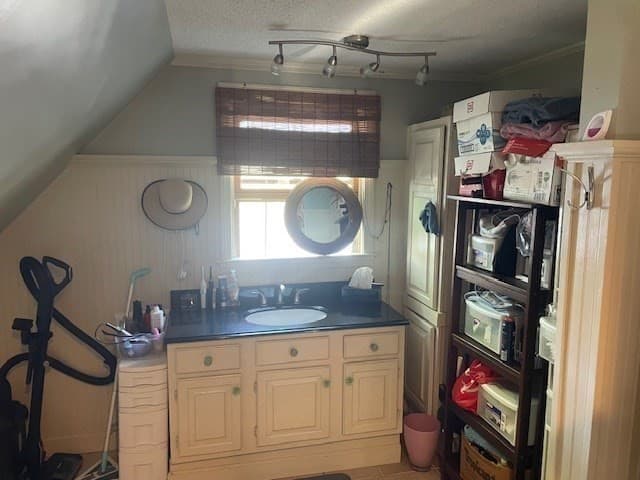 2 Oscar St, Holyoke MA 01040 photo 14