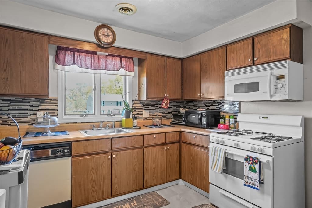Condominium at 50 Clark St # 11, Fall River MA 02720, photo 15 of 37