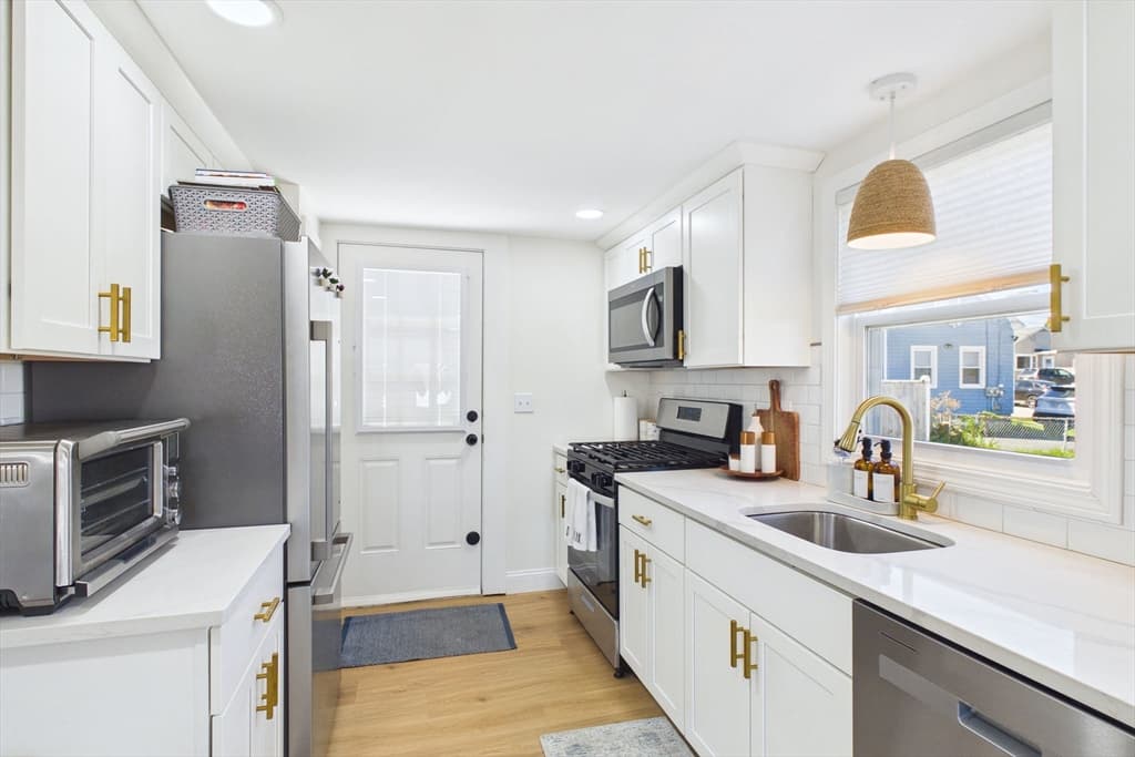 Single Family Residence at 1501 E Rodney French Blvd, New Bedford MA 02744, New Bedford, photo 16 of 32