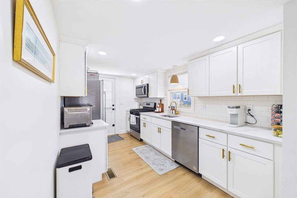 Single Family Residence at 1501 E Rodney French Blvd, New Bedford MA 02744, New Bedford, photo 12 of 32