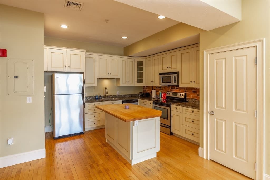 310 Court St # 2, Plymouth MA 02360