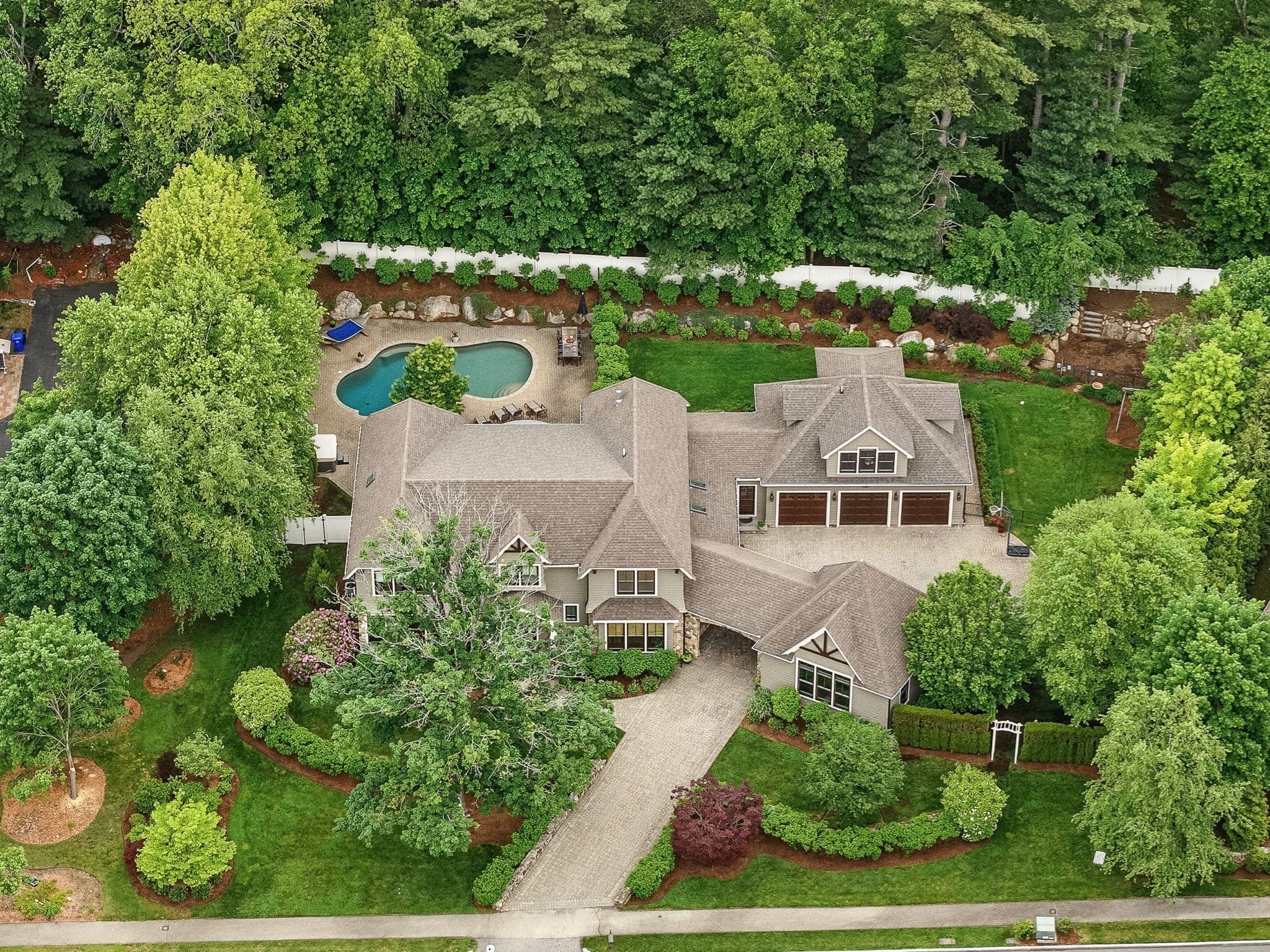 4 Abbott Ln, Bedford MA 01730