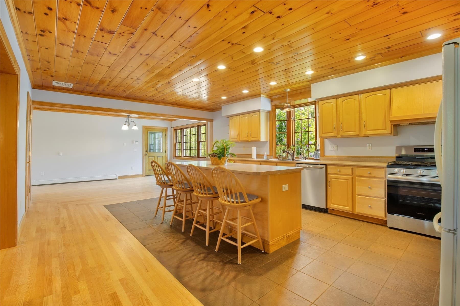 Single Family Residence at 220 Mattapoisett Rd, Rochester MA 02770, Rochester, photo 9 of 40