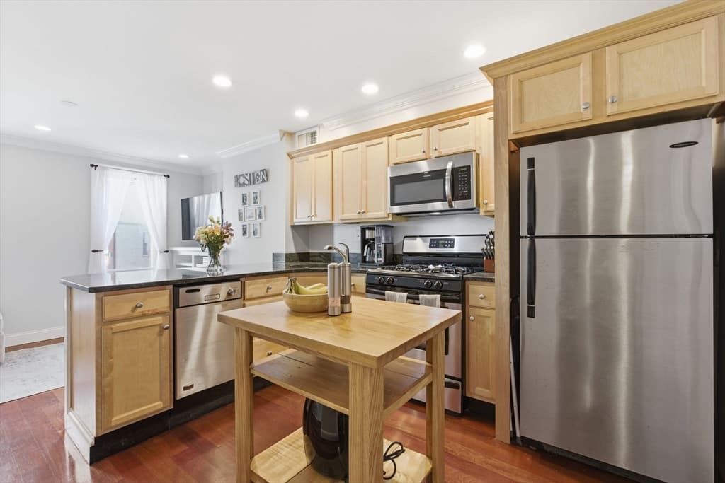 Condominium at 523 E 2nd St # 5, Boston MA 02127, Boston, photo 2 of 19