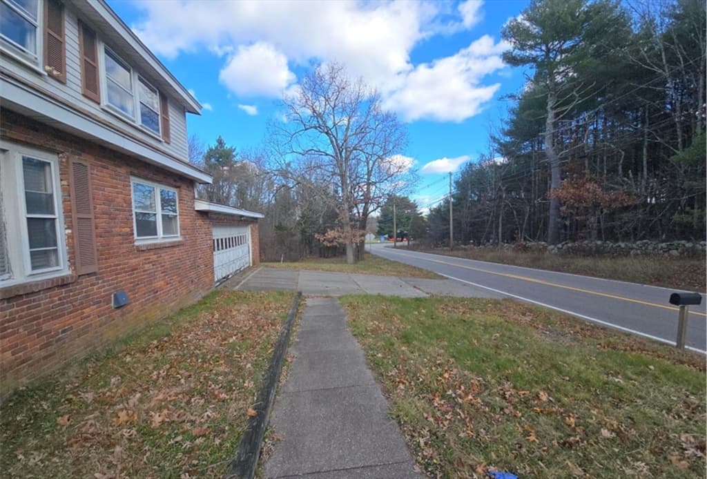 723 Dedham St, Wrentham MA 02093