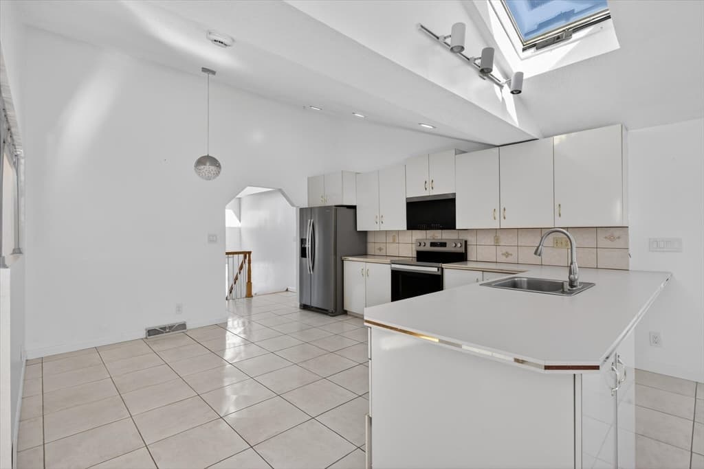 Single Family Residence at 25 Gloversbrook Rd, Randolph MA 02368, photo 7 of 40