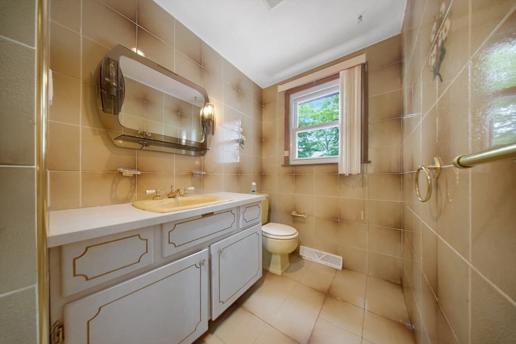 Single Family Residence at 25 Gloversbrook Rd, Randolph MA 02368, photo 14 of 40