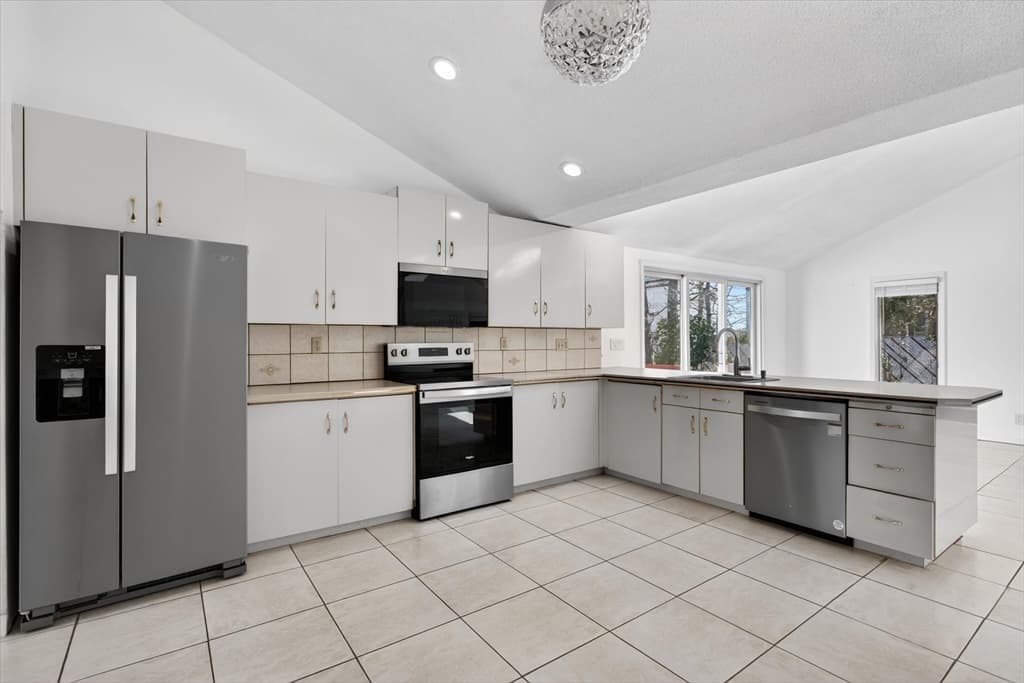 Single Family Residence at 25 Gloversbrook Rd, Randolph MA 02368, photo 8 of 40