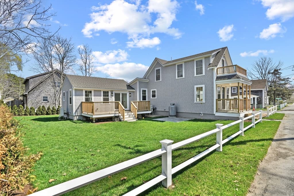 33 Vineyard Ave, Oak Bluffs MA 02557 photo 2