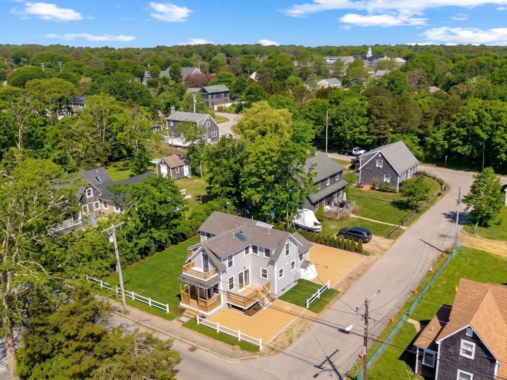 33 Vineyard Ave, Oak Bluffs MA 02557 photo 3