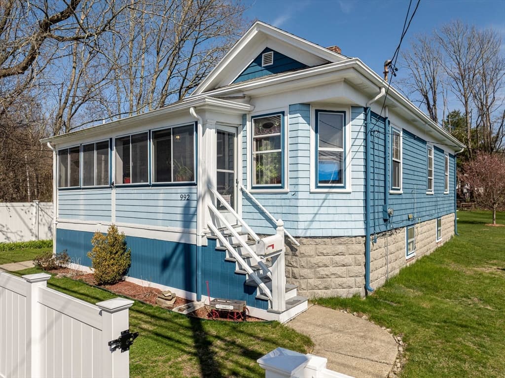 992 Lees River Ave, Somerset MA 02726