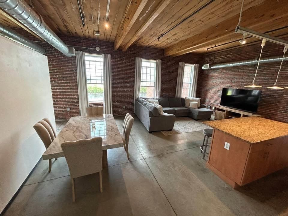 130 John # 213, Lowell MA 01852