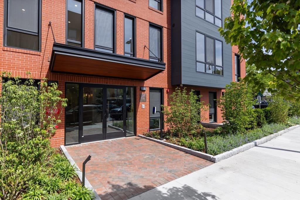 Condominium at 118 B Street # 206, Boston MA 02127, Boston, photo 10 of 11