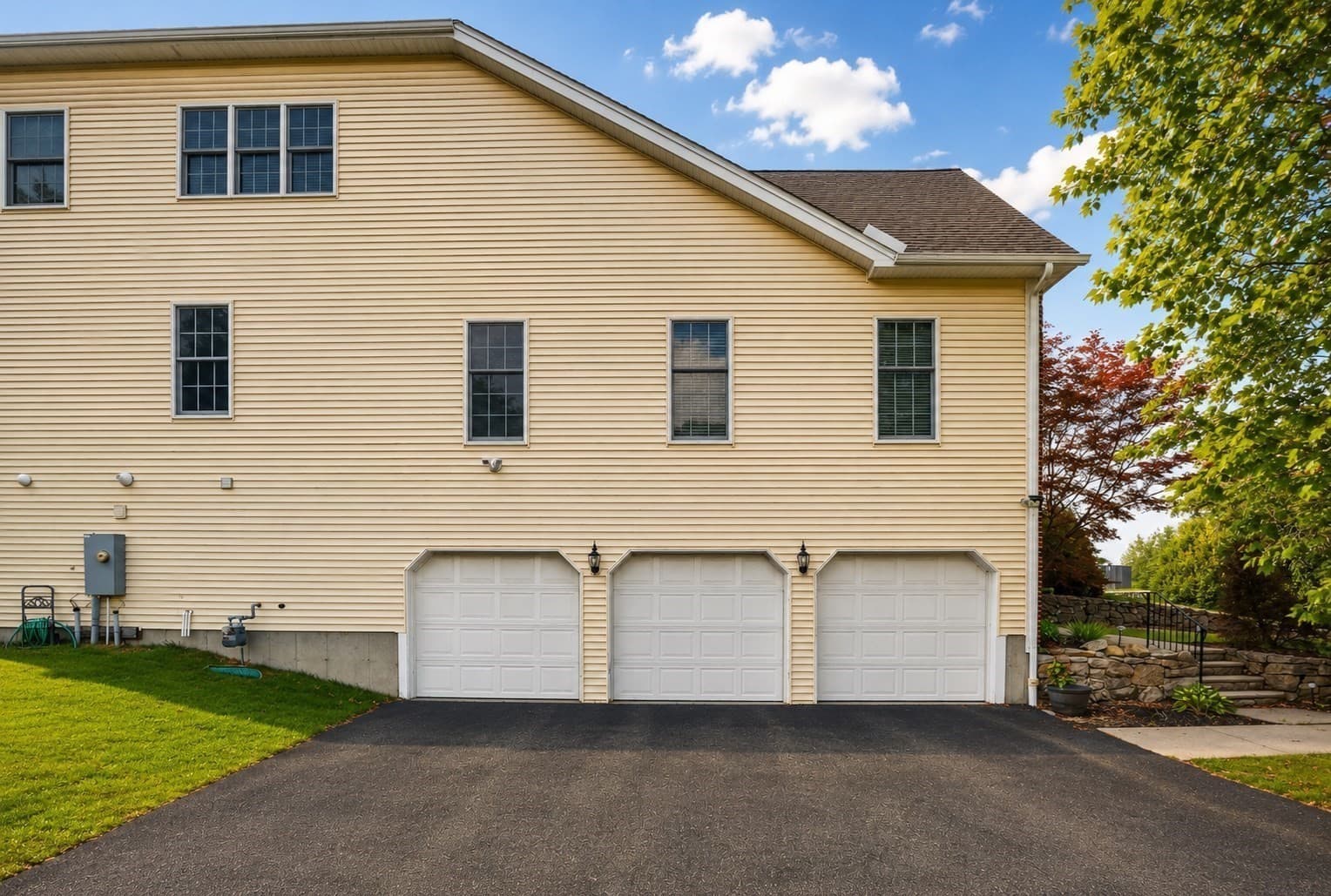 Single Family Residence at 4 Summit Way, Hopkinton MA 01748, Hopkinton, photo 5 of 37