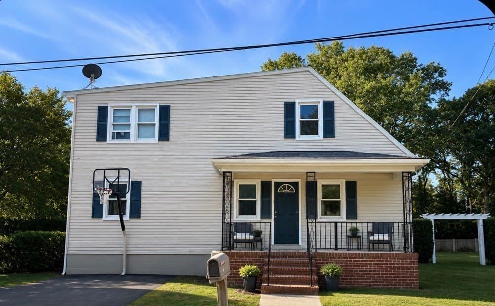 15 Hiram St, Acushnet MA 02743