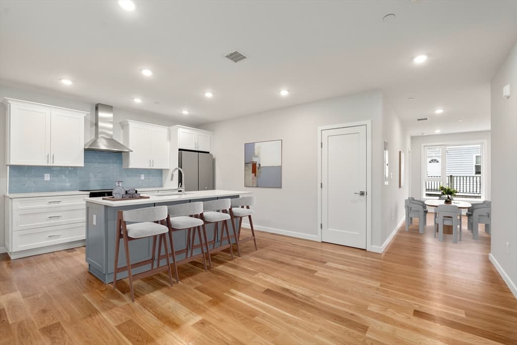 267 Old Colony # 310, Boston MA 02127