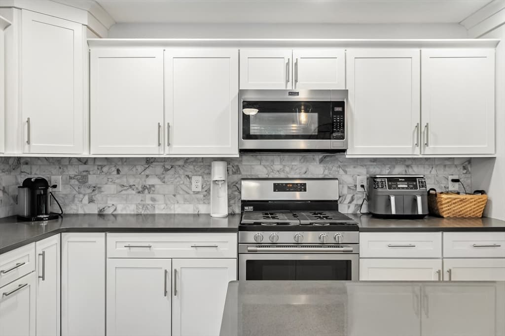 Single Family Residence at 33 Phalanx St, Tyngsborough MA 01879, Tyngsborough, photo 6 of 17