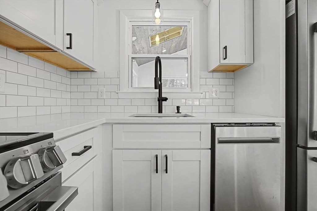 Single Family Residence at 12 Davis Road, Merrimack NH 03054, Merrimack, photo 8 of 31