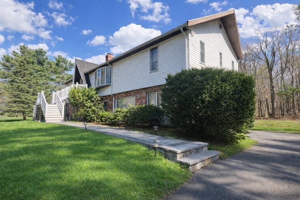 Single Family Residence at 5 Flintlocke Rd, Franklin MA 02038, photo 3 of 34
