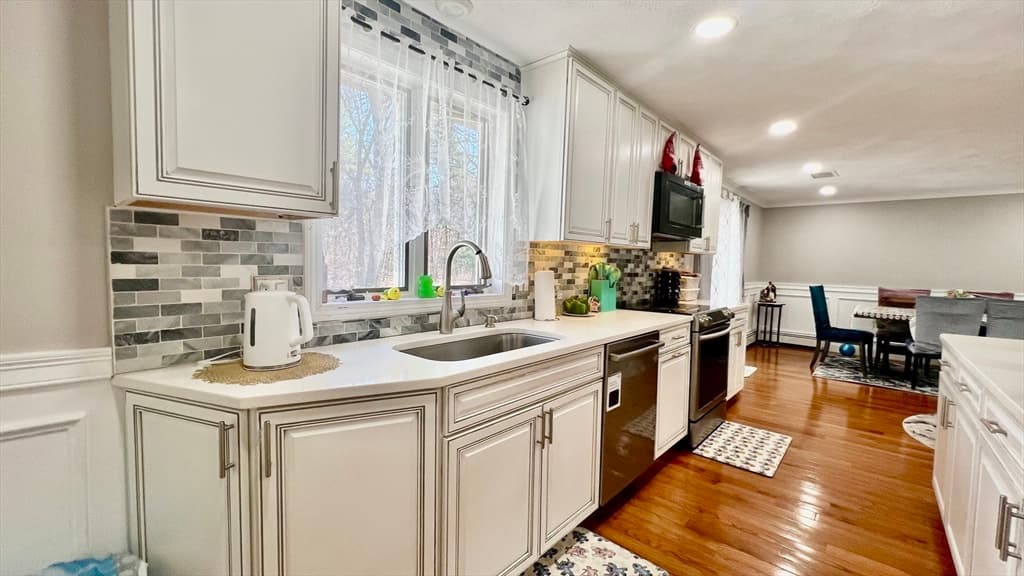 Single Family Residence at 5 Flintlocke Rd, Franklin MA 02038, photo 5 of 34