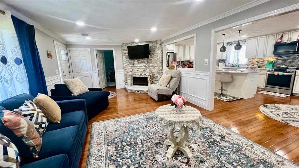Single Family Residence at 5 Flintlocke Rd, Franklin MA 02038, photo 9 of 34