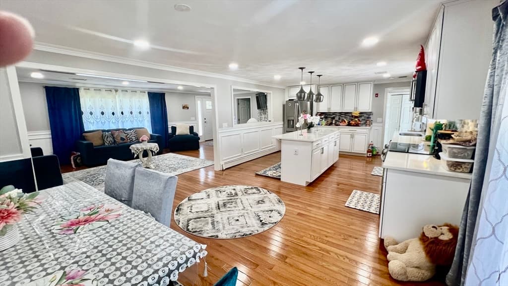 Single Family Residence at 5 Flintlocke Rd, Franklin MA 02038, photo 10 of 34