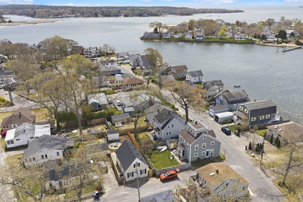 8 Cottage St, Wareham MA 02571