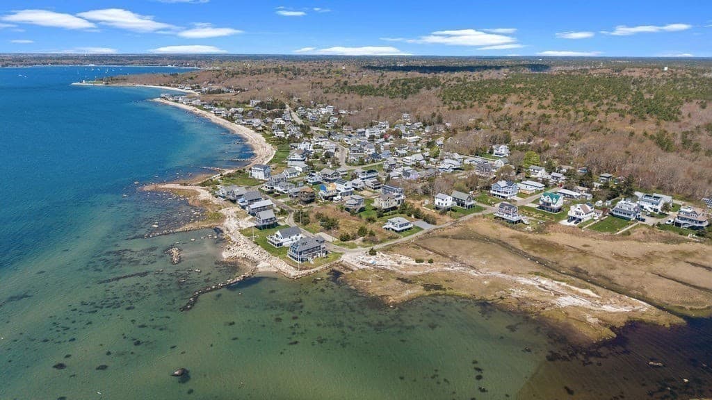 17 Island St, Mattapoisett MA 02739